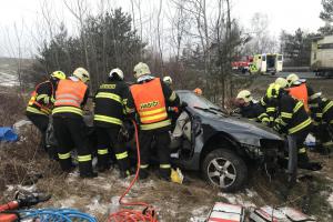 Tragická nehoda u Kostelce nad Černými lesy. Dva mrtví, dvě zraněné osoby
