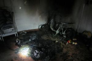 Při požáru garáže byly zachráněny dva luxusní automobily a karavan