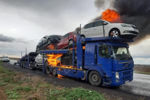 Někdo se nového auta nedočká. Shořelo na návěsu u Hořešoviček (VIDEO)