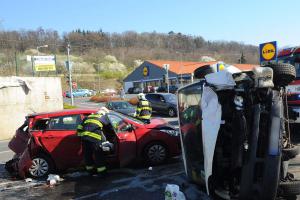 Apríl to nebyl. Po nehodě tří aut v Kolbenově ulici čtyři zraněné osoby