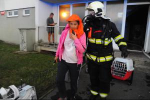 Pražští hasiči zachránili ze zakouřeného prostoru obytného domu 24 osob