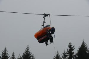 Ostrá akce: Hasiči čtyř územních odborů evakuovali turisty z lanovky na Kleť