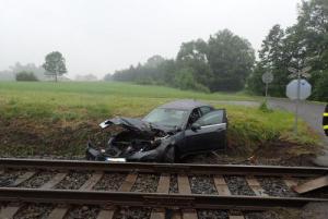 Osobní vlak se v Prostějově střetl s automobilem, řidič bez zranění nevyvázl
