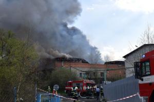 V Ostrově na Karlovarsku hořela firma na výrobu lepenky. Škoda je obrovská