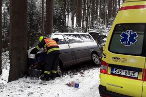 U Obrataně narazila dodávka do stromu, zranili se dva lidé