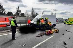 Na dálnici D5 u Rudné se umíralo, motorkář ujížděl před policií