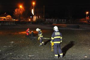Zkracoval si cestu a uvízl v bahně Olšanského rybníku. Pak měl času dost