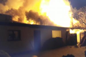 Požár pergoly v zástavbě hasilo 10 jednotek. Využita byla i těžká pěna