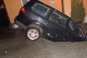 Moc to asi zrovna nevonělo. Hasiči vyprošťovali auto ze septiku