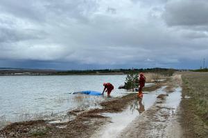 Jezero Medard: Převrácená plachetnice a osoby ve vodě