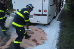 Kdo maže, ten taky jet nemusí. Únik oleje z autobusu před městem Napajedla
