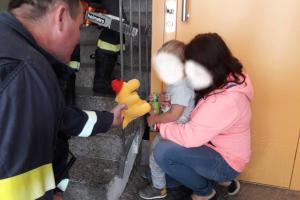 Hlava v zábradlí. Hasičům klučina slíbil, že už to víckrát neudělá