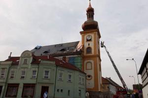 Všem svatým byl lhostejný. Při opravě kostela spadl ze střechy dělník