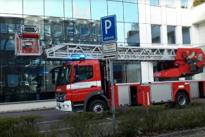 V síti a hlavou dolů. Poštolka v 11. patře musela počkat na hasiče