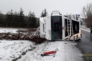 Kamion se vyhýbal havarovanému osobáku, sám pak havaroval