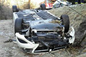Před stanicí hasičů v Karlových Varech srazilo auto chodce, poskytli mu pomoc