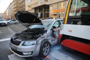 Hasiči zasahovali u nehody tramvaje a osobního auta v centru Prahy