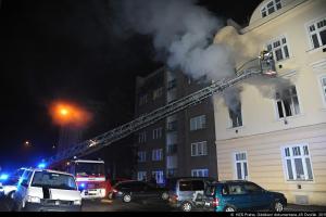 Klidné spaní se v domě nekonalo. Požár v Praze zničil celý byt