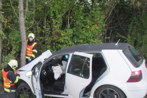 Jako by náraz do stromu nestačil. V motoru ještě začala hořet elektroinstalace