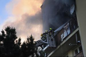 Pražský byt v plamenech. Další spoušť udělala voda z prasklého potrubí (VIDEO)