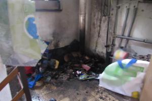 Cigareta zažehla požár, hasit ho pomohla prasklá vodovodní trubka Cigareta zažehla požár, hasit ho pomohla prasklá vodovodní trubka