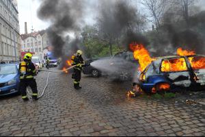Bezdomovci jako žháři. Požárem byly poškozeny čtyři osobní automobily
