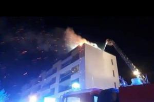 V Praze hořel balkon obytného domu, 23 osob bylo evakuováno