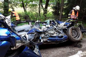 Řidič čtyřčlennou posádku nedovezl. Havaroval a zranili se všichni