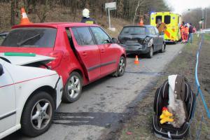 Čtyři osobní auta v sobě, jedna zraněná osoba. Hasiči uklidňovali děti
