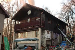 Požár chaty v Petrově nemilosrdně zabil ženu, další osoby dusil kouřem