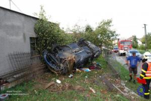 Řidička havarovala s autem, těžce zranila sebe a další dva chodce