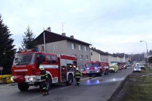 Jako byste hasili vy sami. Z helmy hasičů přímo do požáru domu (VIDEO)