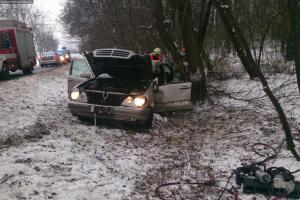 Havarovanému řidiči musely pomoci hydraulické nůžky a pak záchranka