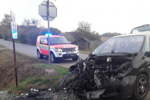 Vlak a osobák se střetli na přejezdu. Posádka auta měla z pekla štěstí