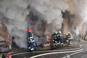 V Nejdku vyhořela truhlárna, předběžná škoda je pět milionů korun (VIDEO)