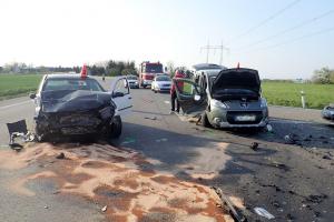 Málo jich zrovna nebylo. Nehoda tří osobáků a dodávky na dálničním sjezdu