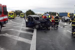 U obce Toužetín se srazil osobní vůz s kamionem, nehoda si vyžádala jeden život