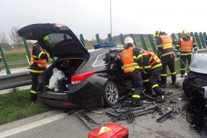 Při nehodě na dálnici D48 bylo zraněno pět osob, dvě museli hasiči vyprostit