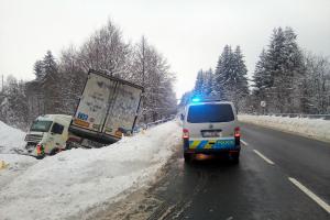 Trochu to řidič neodhadl. Kamion s návěsem skončil v potoce
