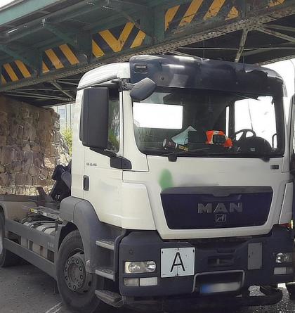 V Klatovech se nevešlo nákladní vozidlo pod viadukt