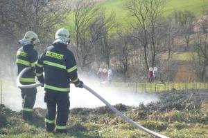 Hasiči varují! Již dva lidé zemřeli při vypalování trávy a pálení klestí
