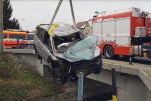 Prorazil autem zábradlí, skončil v potoce a hasiči měli co dělat