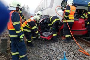 Další mrtví na kolejích. Střet vlaku s osobákem nepřežili dva lidé