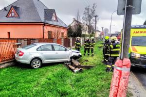 V Čimelicích narazilo auto do plotu u rodinného domu