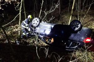 Večerní nehody na Pardubicku. Dva smolaři s auty převrácenými na střechu