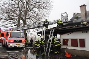 Požár garáže a části střechy v obci Všechlapy napáchal skoro milionovou škodu