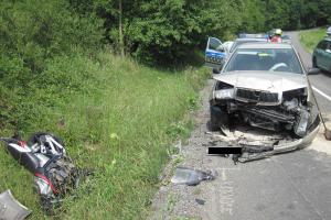 Motorkář za obcí Poličná na Zlínsku kolizi s osobním autem nepřežil