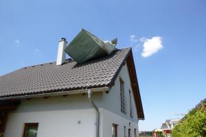 Domek na domě. Žert to pro hasiče nebyl, to jen vítr s lidmi laškoval