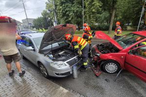 Hasiči zasahovali ve Zlíně u nehody dvou osobních aut