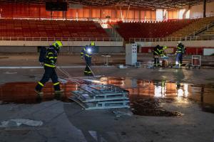 V objektu bývalého zimního stadionu v Třinci unikl z potrubí metanol
